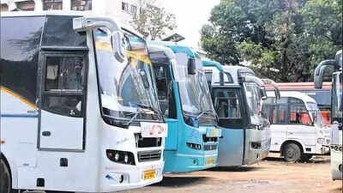 शक्ति योजना की मार से थमीं 250 निजी बसें