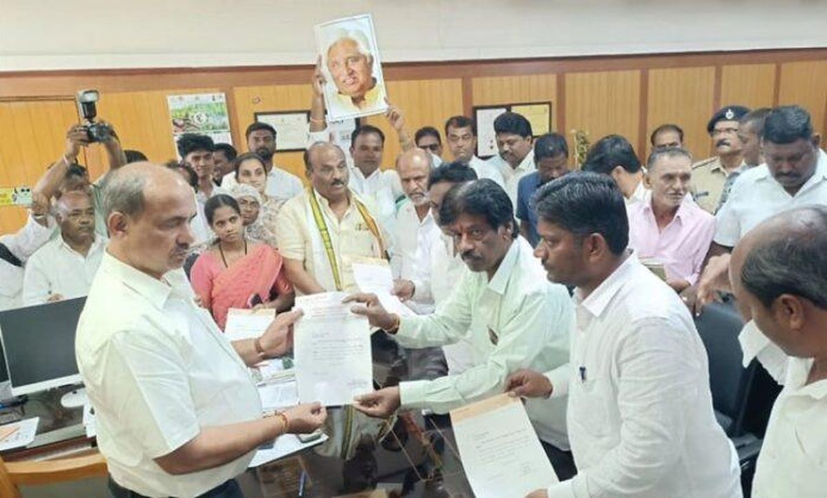 एच.के. पाटिल को मंत्री पद न मिलने पर बगावत, 22 पार्षदों का सामूहिक इस्तीफा