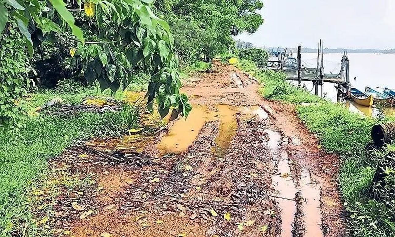 8 करोड़ की रिंग रोड बदहाल, कीचड़ में फंस रहे वाहन