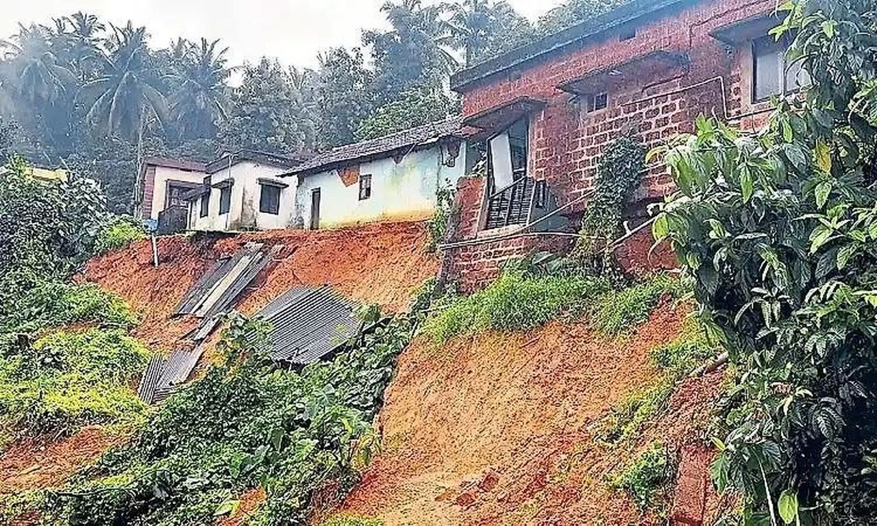 पहाड़ कटाई से गरीबों के घर खतरे में