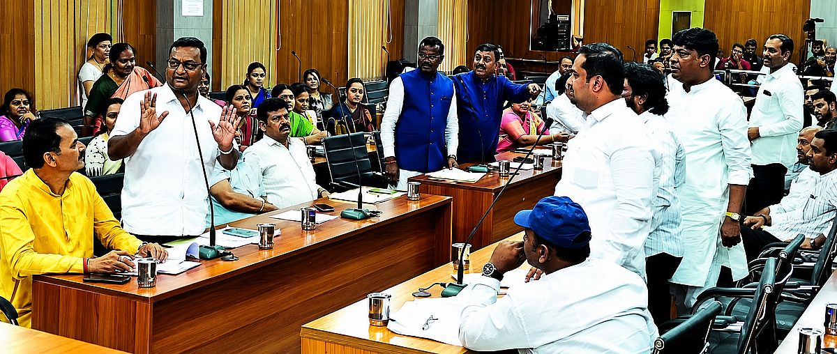 पानी संकट पर नगर निगम सदन में हंगामा, एल एंड टी अधिकारियों की घेराबंदी
