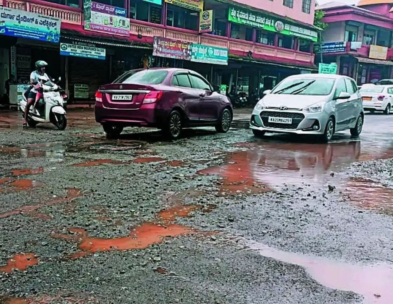 हेब्री में राष्ट्रीय राजमार्ग पर जानलेवा गड्ढे