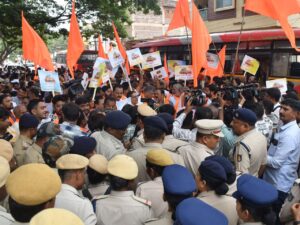पुष्करणी बचाने उतरे प्रदर्शनकारी, विधायक समेत 100 से अधिक हिरासत में