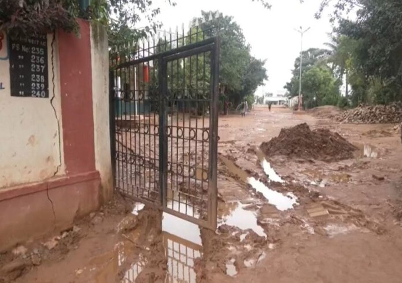 विकास के नाम पर सरकारी स्कूल का खेल मैदान बदहाल