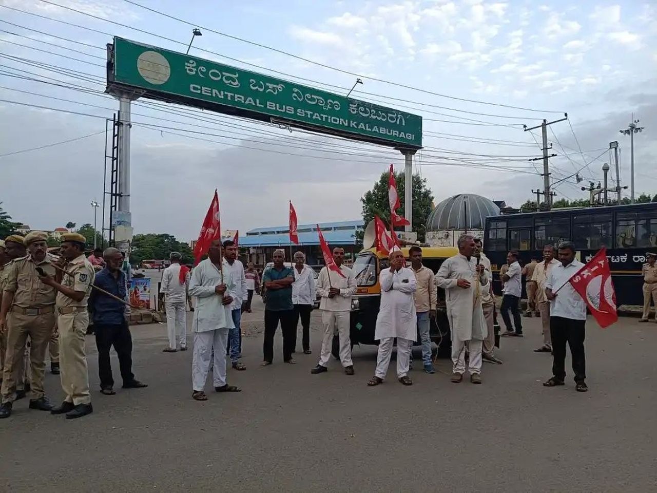कलबुर्गी बंद से थमा बस संचालन, यात्रियों की बढ़ी परेशानी