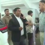 मंत्री की बैठक के दौरान अधिकारियों की कारें जब्त