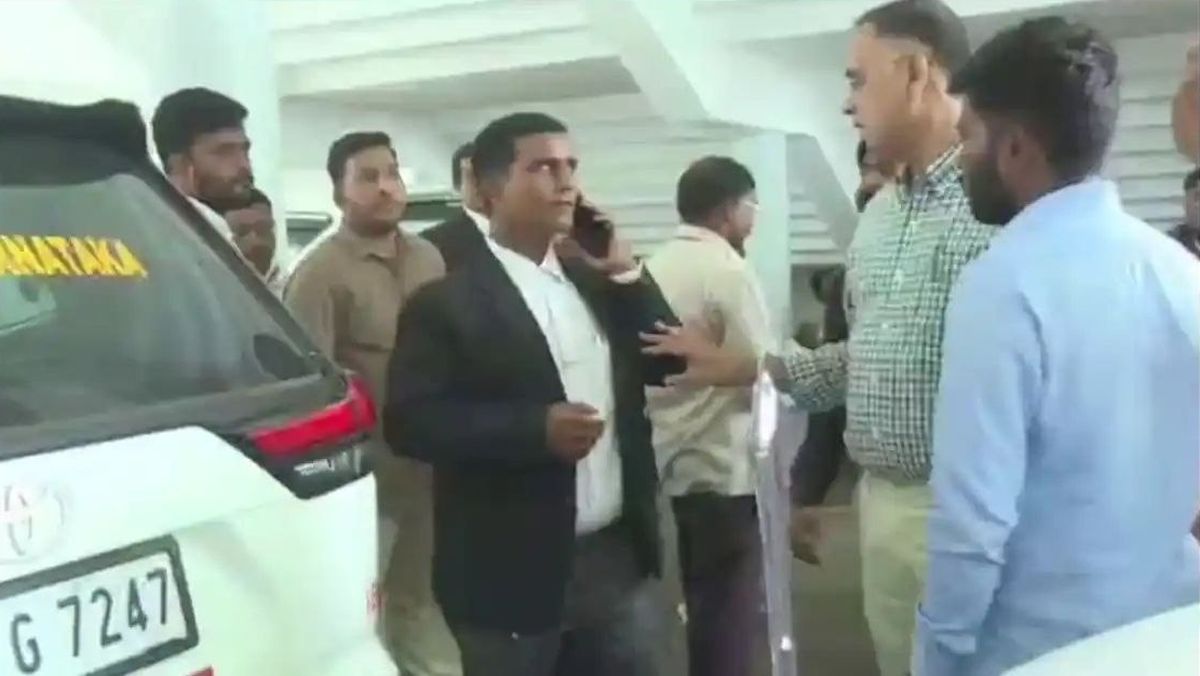 मंत्री की बैठक के दौरान अधिकारियों की कारें जब्त