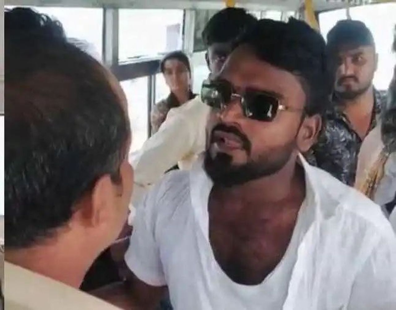 चलती बस में कंडक्टर पर हमला