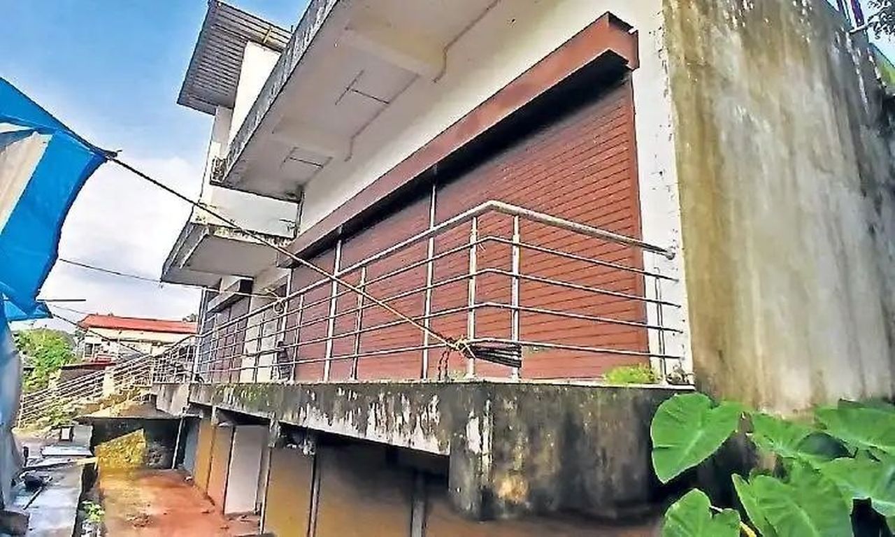 आठ साल से अधूरा कृष्णापुर बाजार, आवारा पशुओं का बना ठिकाना