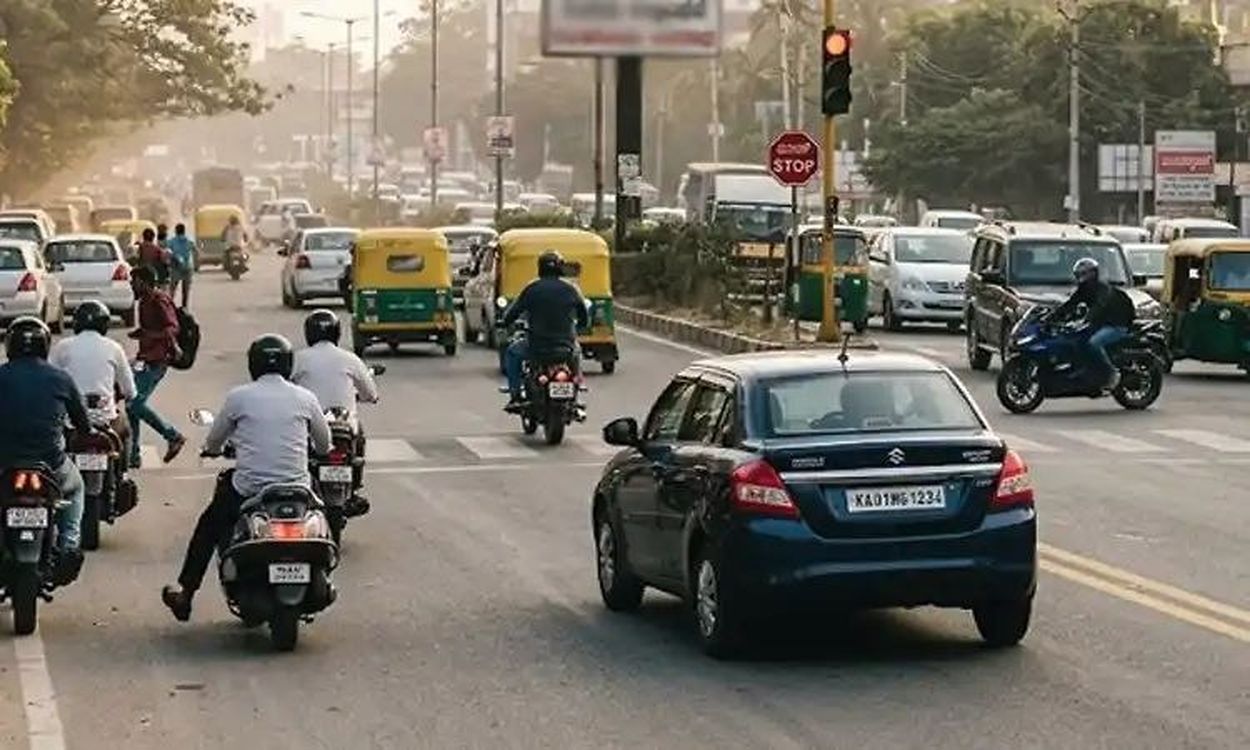 रात में नियम तोड़ते दोपहिया वाहन, पुलिस निगरानी बढ़ाने की मांग