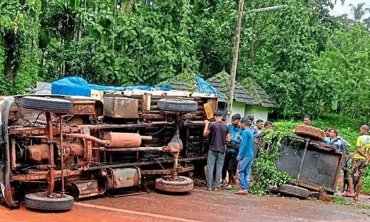 जनरेटर ले जा रहा पिकअप पलटा, लगा जाम