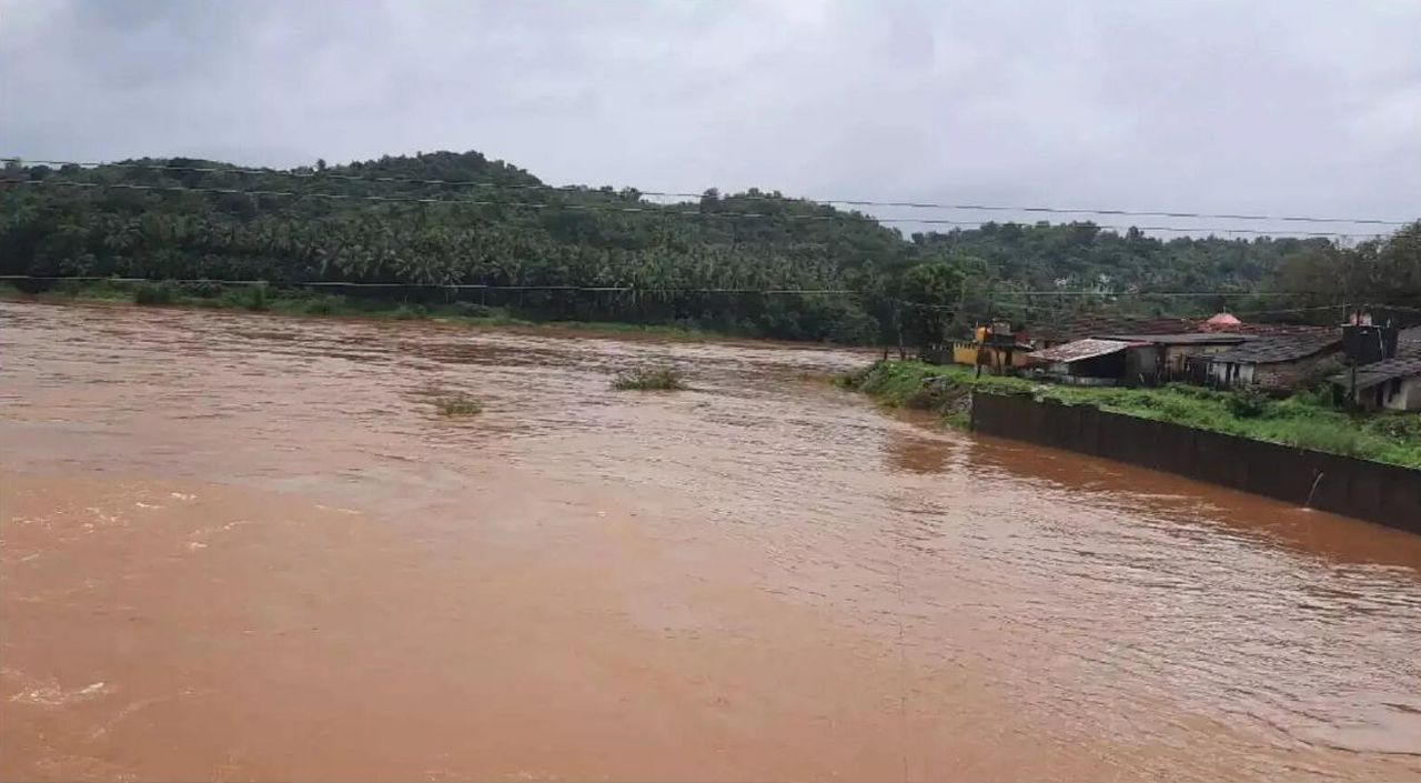 घाटों में मूसलधार बारिश से उफान पर तटीय नदियां, एक सप्ताह का ऑरेंज अलर्ट जारी