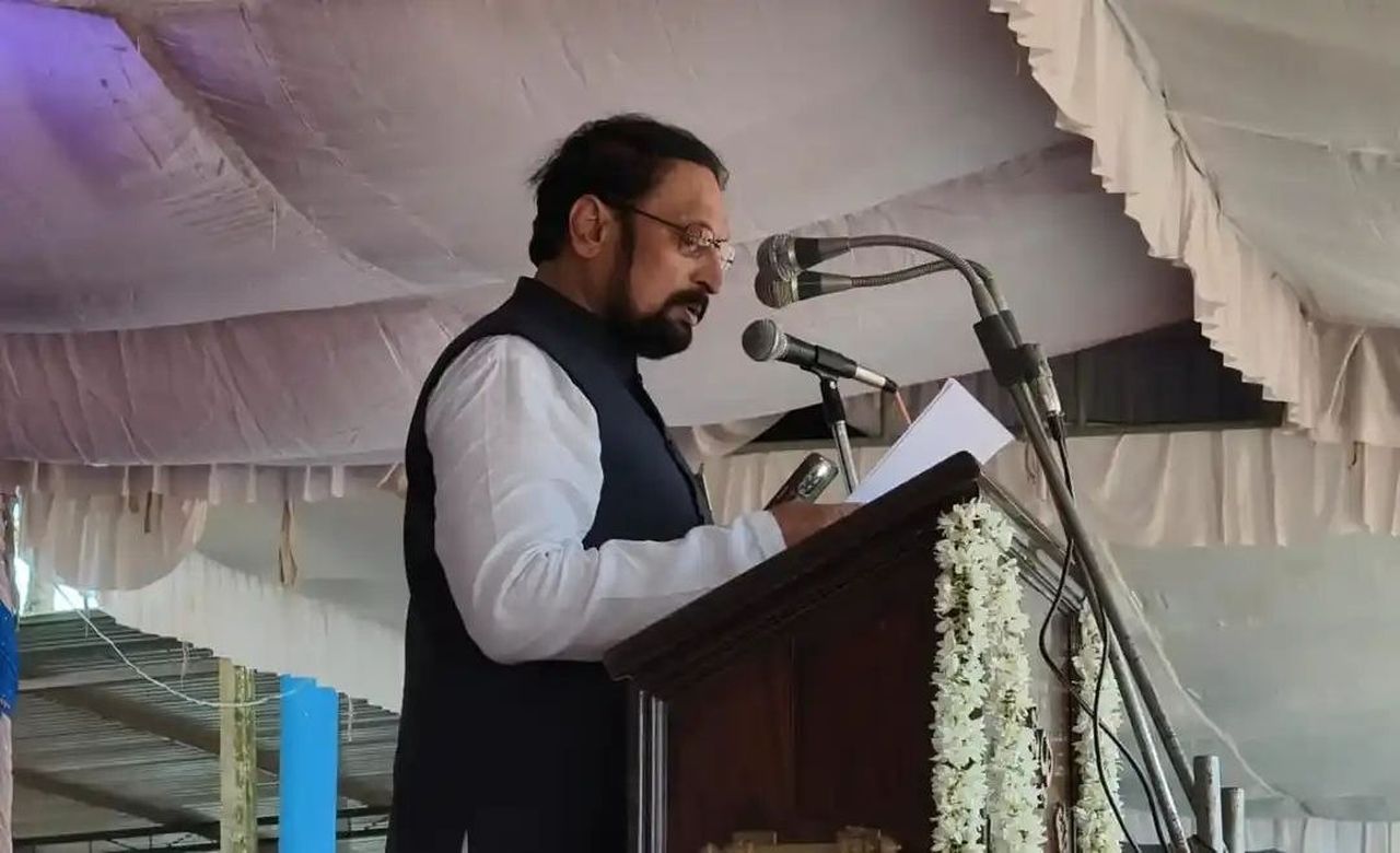 मोबाइल की रोशनी में भाषण पढ़ते दिखे मंत्री लक्ष्मण सवदी