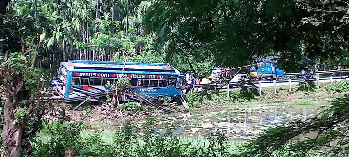 झील में गिरने से बची बस, 48 यात्रियों की जान बची