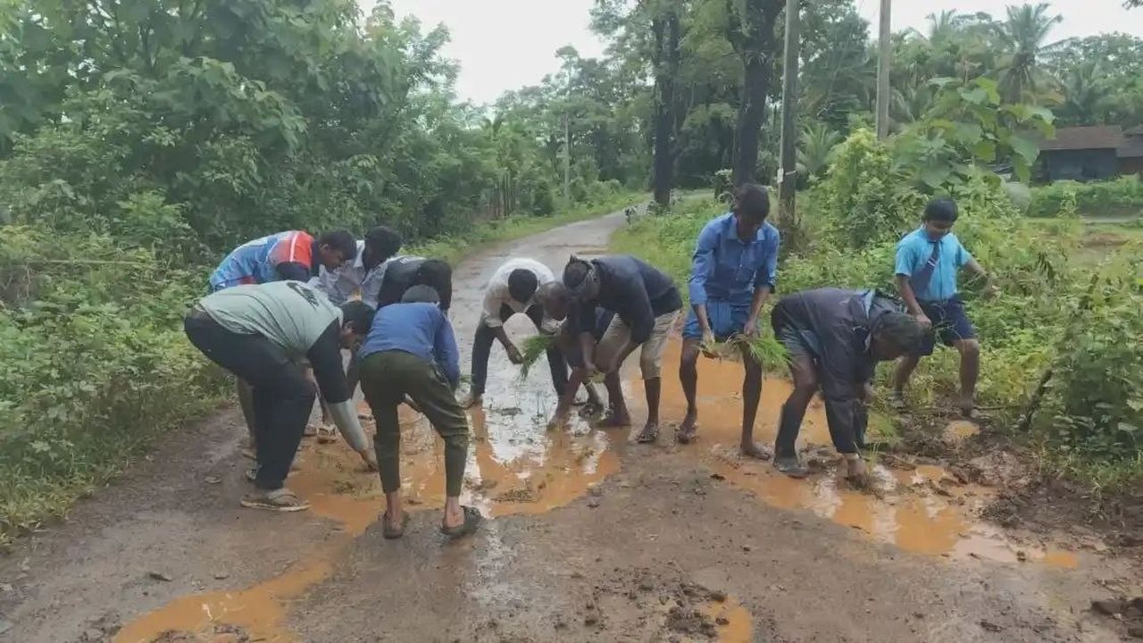 गड्ढों में धान रोपकर ग्रामीणों का अनोखा विरोध प्रदर्शन