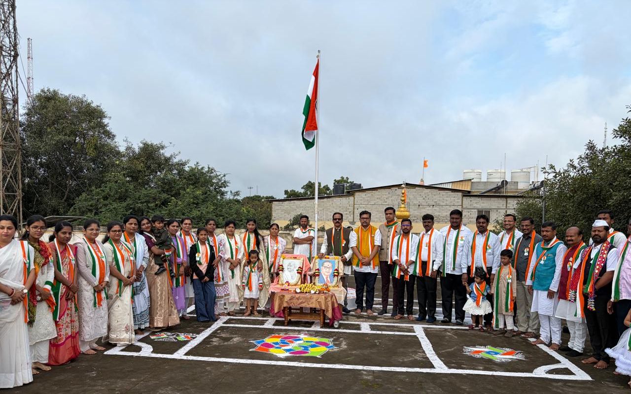 तालुक पंचायत में जिला पंचायत मुख्य योजना अधिकारी मडिवाळर ने किया ध्वजारोहण