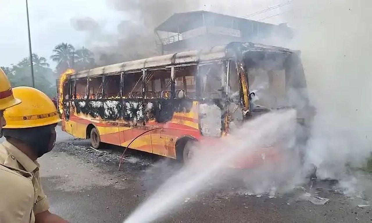 चलती निजी बस में लगी आग, सात यात्री बाल-बाल बचे