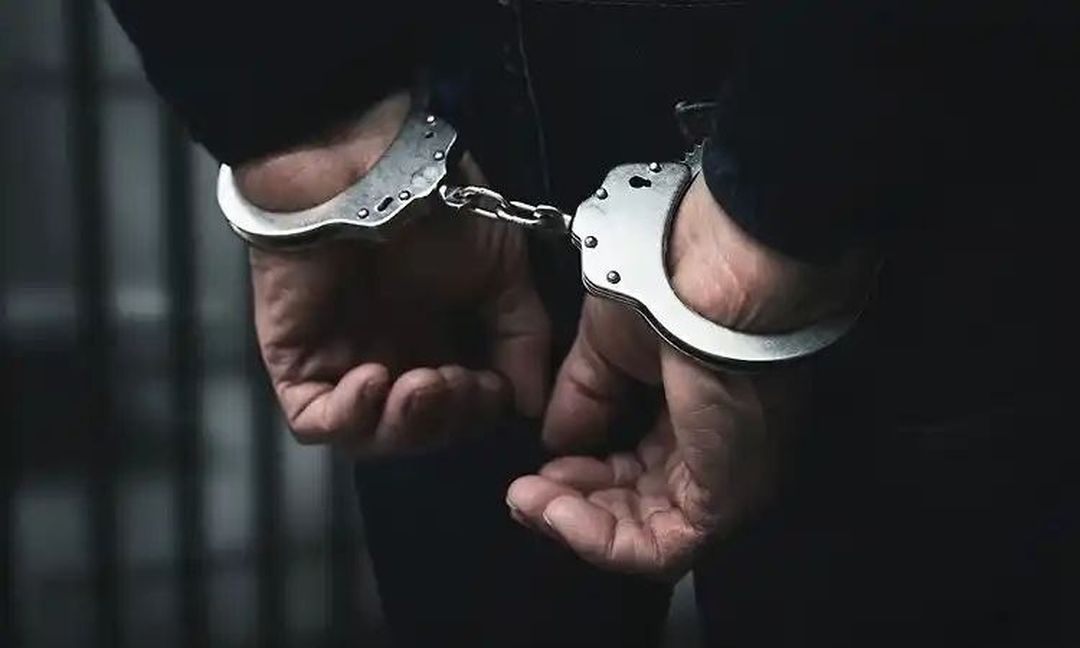 अकेली महिला के घर घुसकर 3 लाख के जेवर लूटे, दो गिरफ्तार
