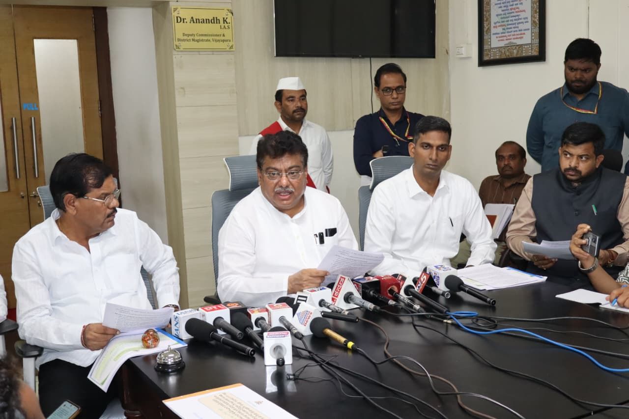 बेमौसम संकट में किसानों के साथ सरकार : पाटील