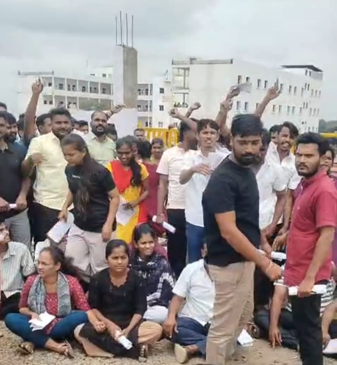 कांस्टेबल भर्ती परीक्षा में अव्यवस्था पर बवाल, अभ्यर्थियों ने पुन: परीक्षा की मांग उठाई