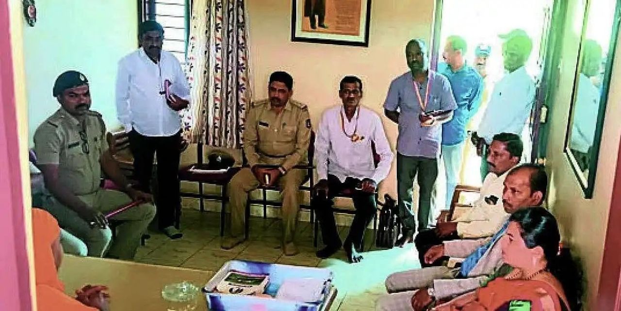 आश्रम में अवैध आवासीय स्कूल पर छापा, 15 छात्राएं मुक्त