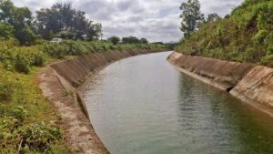 गोनूरु की पहाड़ी से झील में उतरते पानी को देखने पहुंचे ग्रामीण।