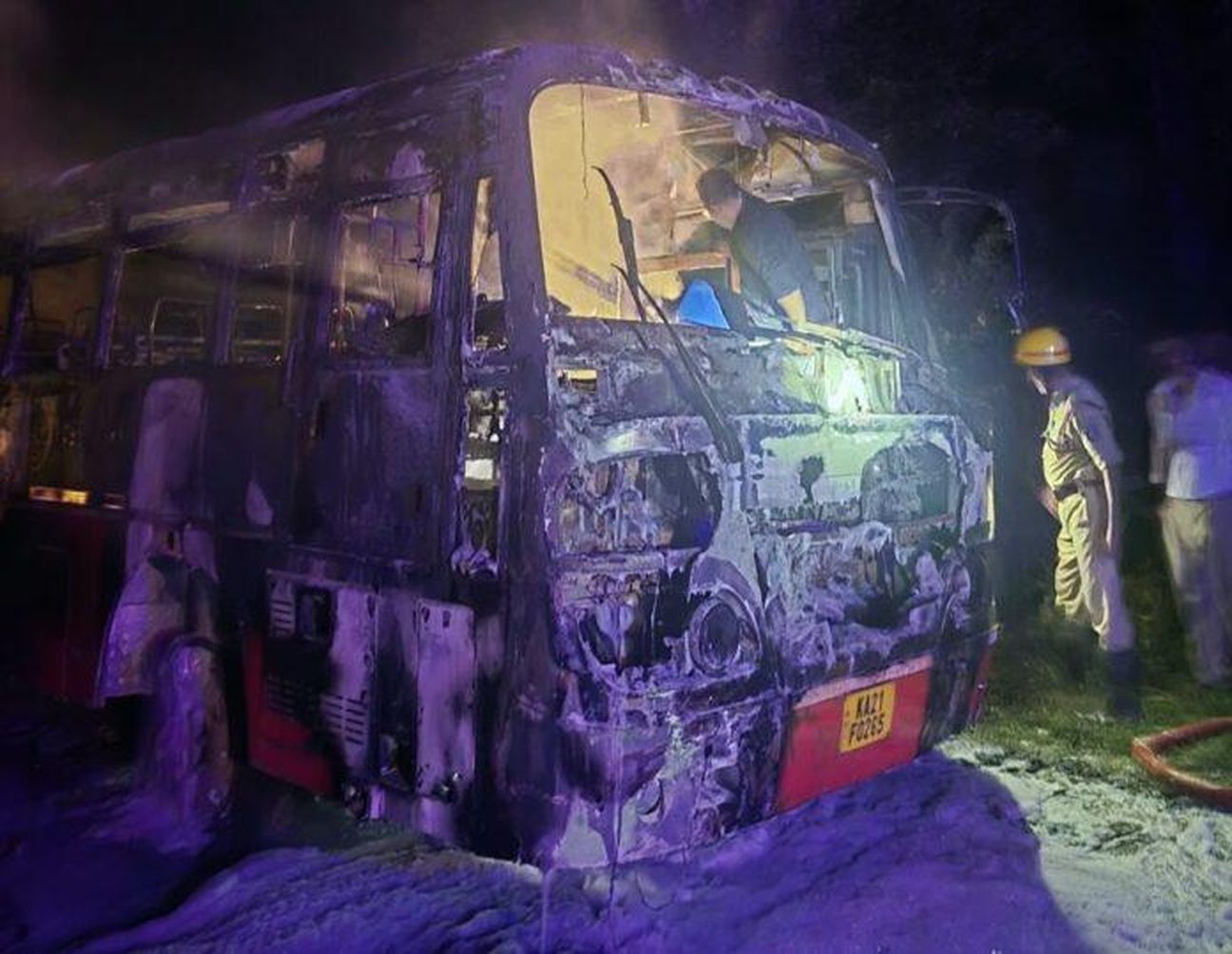 चलती बस में लगी आग, 37 यात्री बाल-बाल बचे