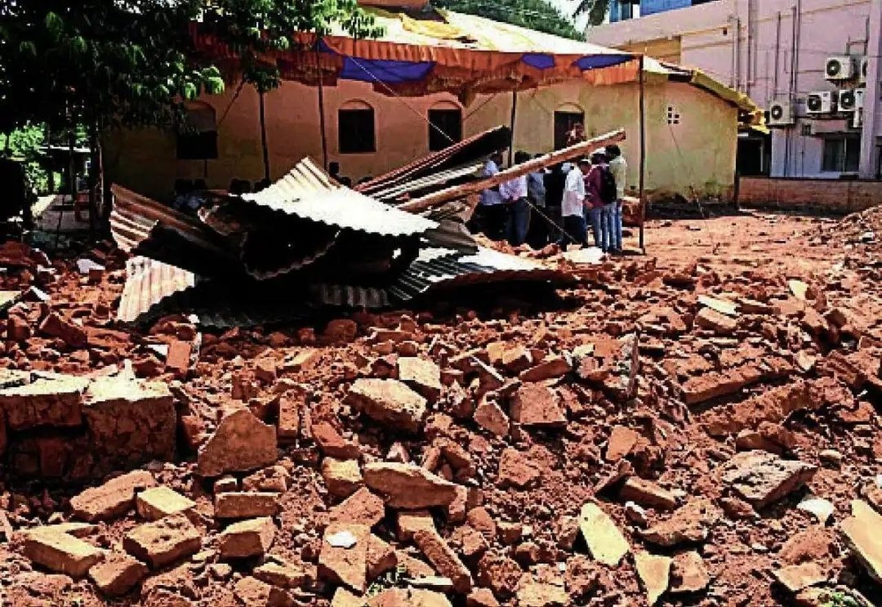 बालिका विद्यालय में तोड़फोड़, कमरा ढहाया