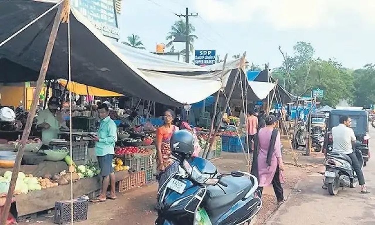 1.65 लाख का राजस्व, फिर भी सड़क पर लगता है साप्ताहिक हाट!