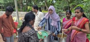इलकल में गणपति प्रतिमा को शोभायात्रा के जरिए लेजाते युवा।