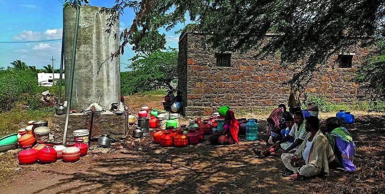 बारिश के मौसम में ही सूख गए बोरवेल, 40 घरों में पानी के लिए हाहाकार