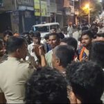 डीजे बंद कराया तो सड़क पर बैठ गए गणेश भक्त