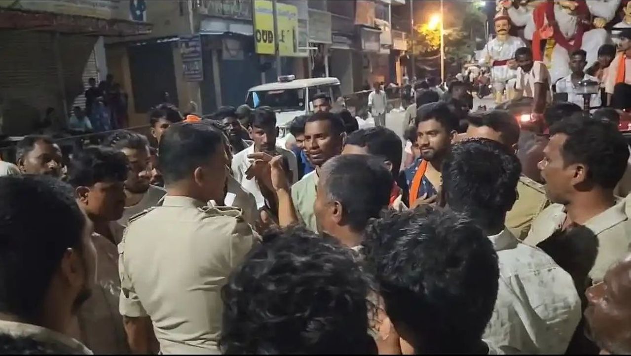 डीजे बंद कराया तो सड़क पर बैठ गए गणेश भक्त