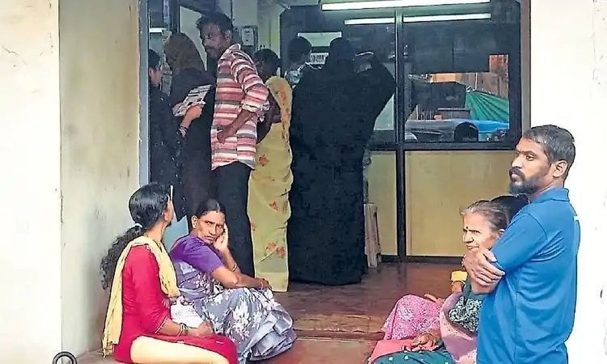 ई-केवाईसी के लिए दिनभर कतार, सर्वर ने बढ़ाई मुसीबत