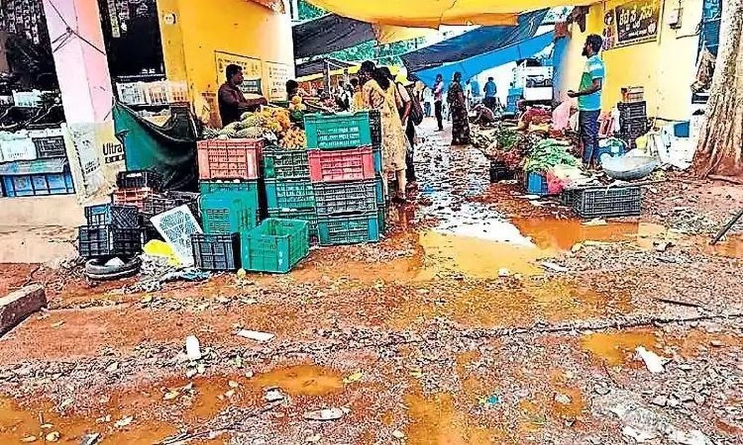 सिद्धापुर साप्ताहिक बाजार बदहाल, जान जोखिम में कारोबार
