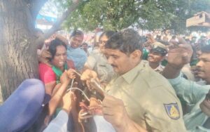 दिन में हुंकार, रात में भजन, टोल नाकों पर किसानों का डेरा