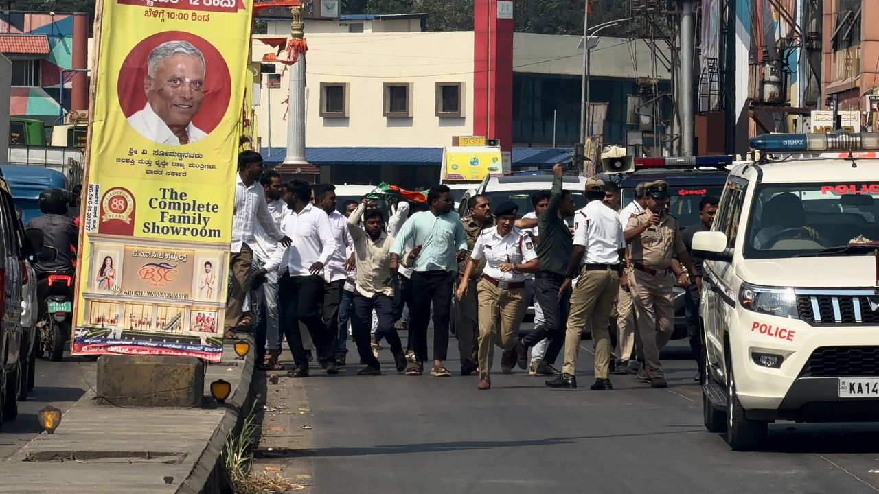 सोमन्ना की कार घेर युवा कांग्रेस ने दिखाए काले झंडे