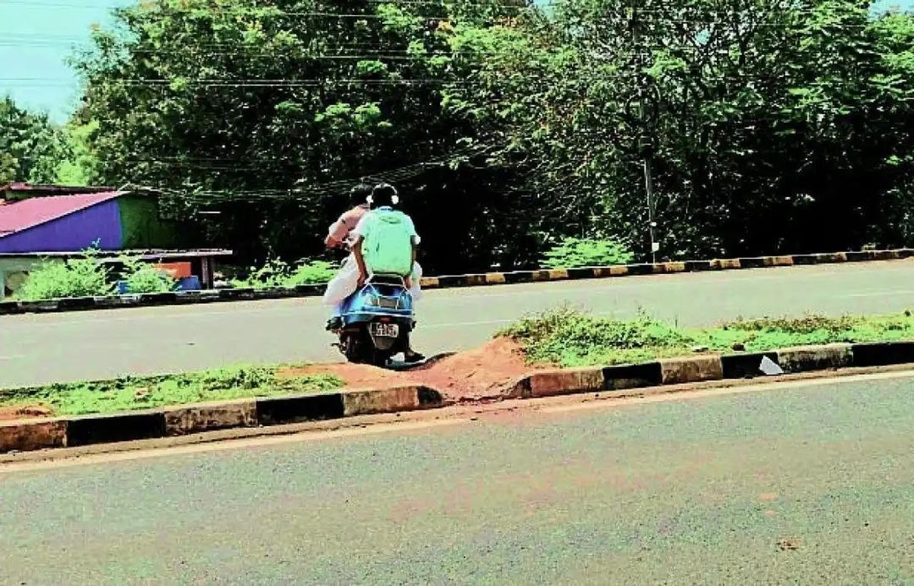 डिवाइडर तोड़ हाईवे पर बना रहे शॉर्टकट, हादसे का बढ़ा खतरा