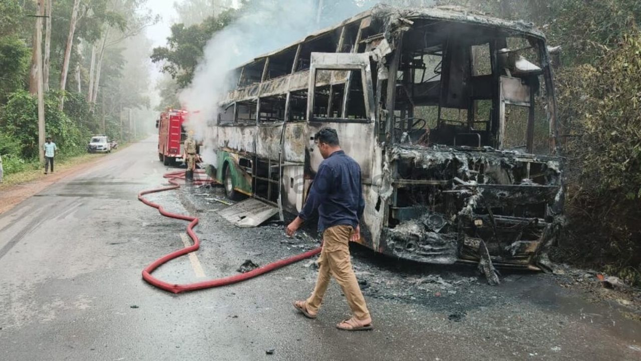 चलती निजी बस में अचानक लगी आग, चार लोग बाल-बाल बचे