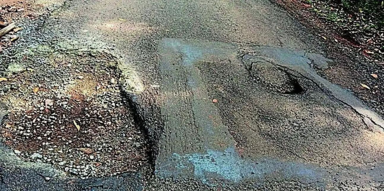 सड़क के बीच गहरा गड्ढा, हादसे का इंतजार