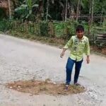 बच्चों ने भरे सड़क के गड्ढे