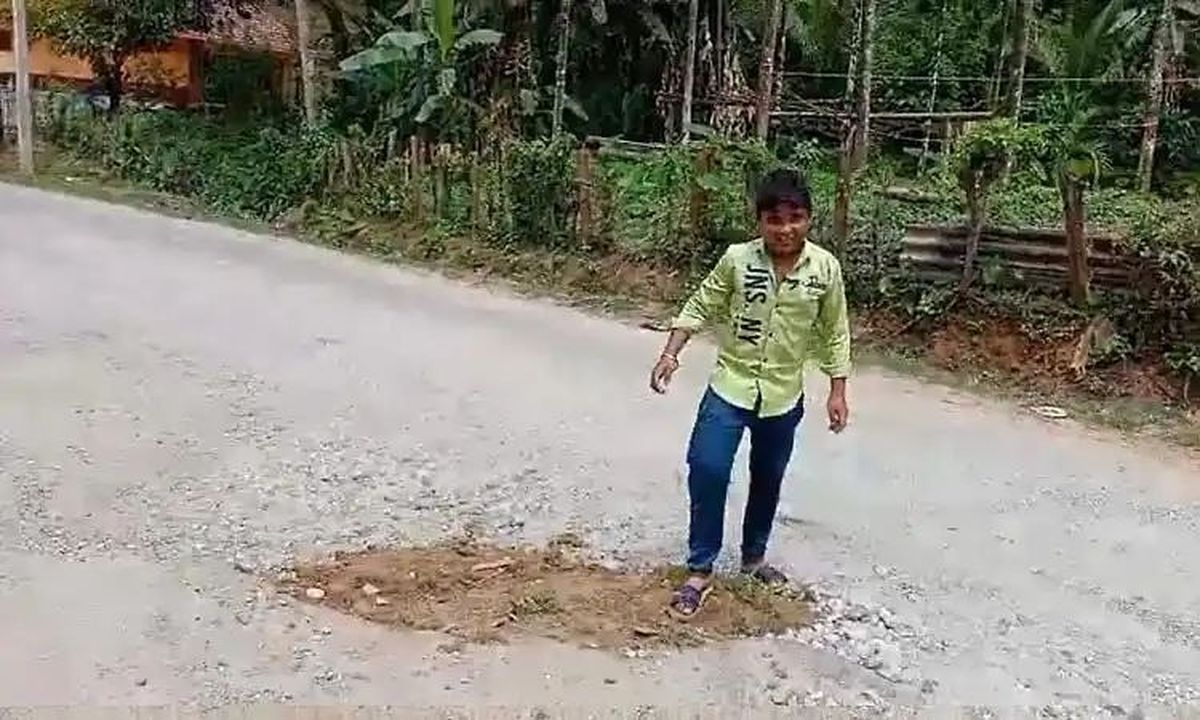 बच्चों ने भरे सड़क के गड्ढे