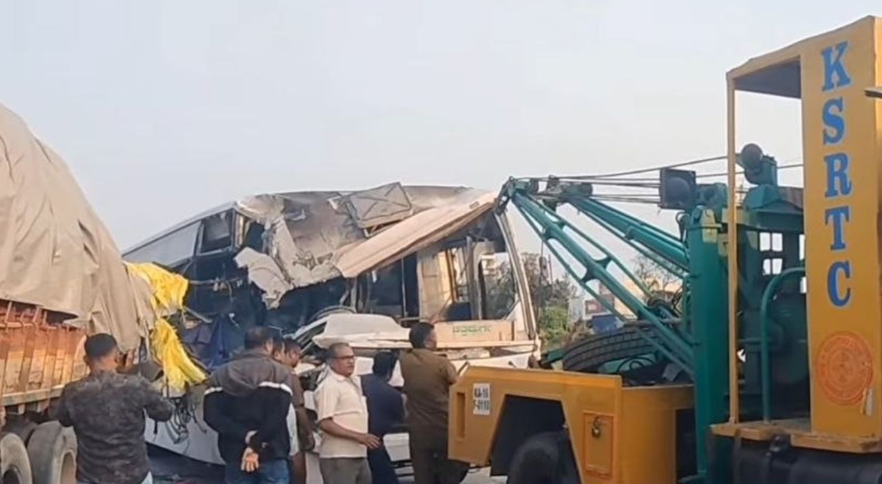 बस-लॉरी की भिड़ंत में चालक की मौत