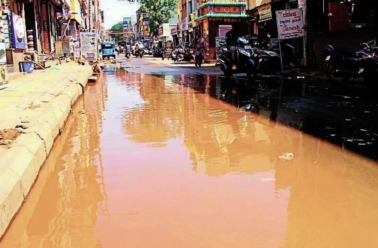 दाजिबानपेट में टूटी पाइपलाइन, सडक़ पर बह रहा पानी
