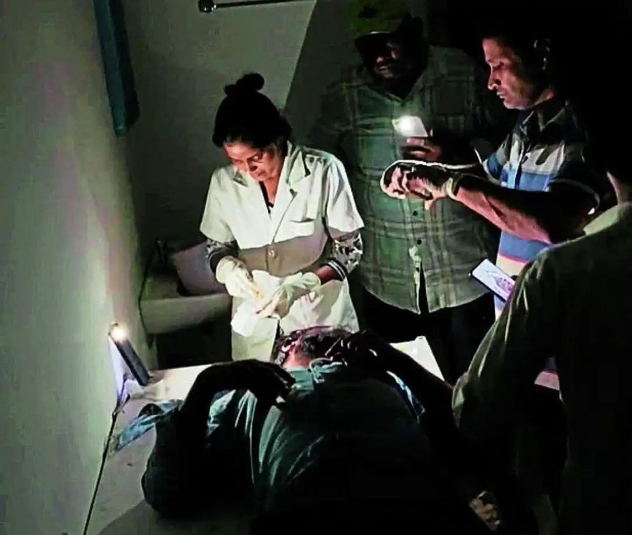 उद्घाटन के महीनों बाद भी बदहाल सीएचसी, मोबाइल की रोशनी में 9 घायलों का इलाज