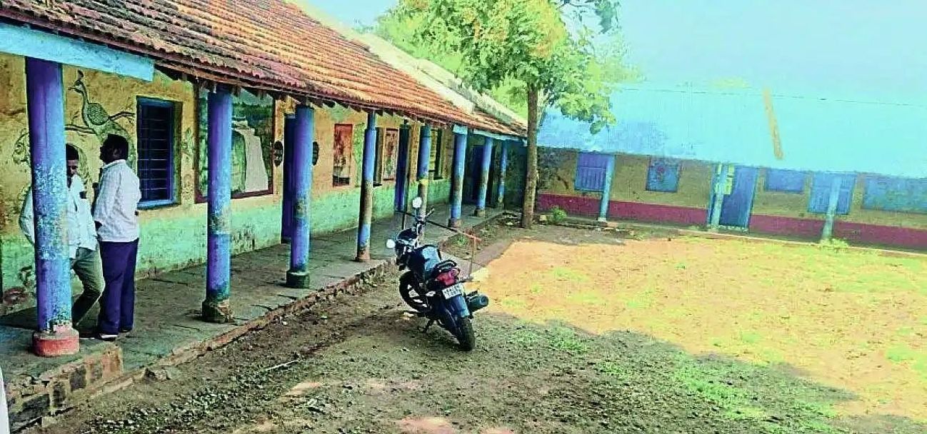 85 साल पुराना स्कूल बदहाली की भेंट, बच्चों की सुरक्षा दांव पर