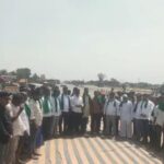 दिन में हुंकार, रात में भजन, टोल नाकों पर किसानों का डेरा