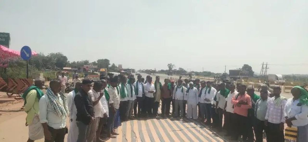 दिन में हुंकार, रात में भजन, टोल नाकों पर किसानों का डेरा
