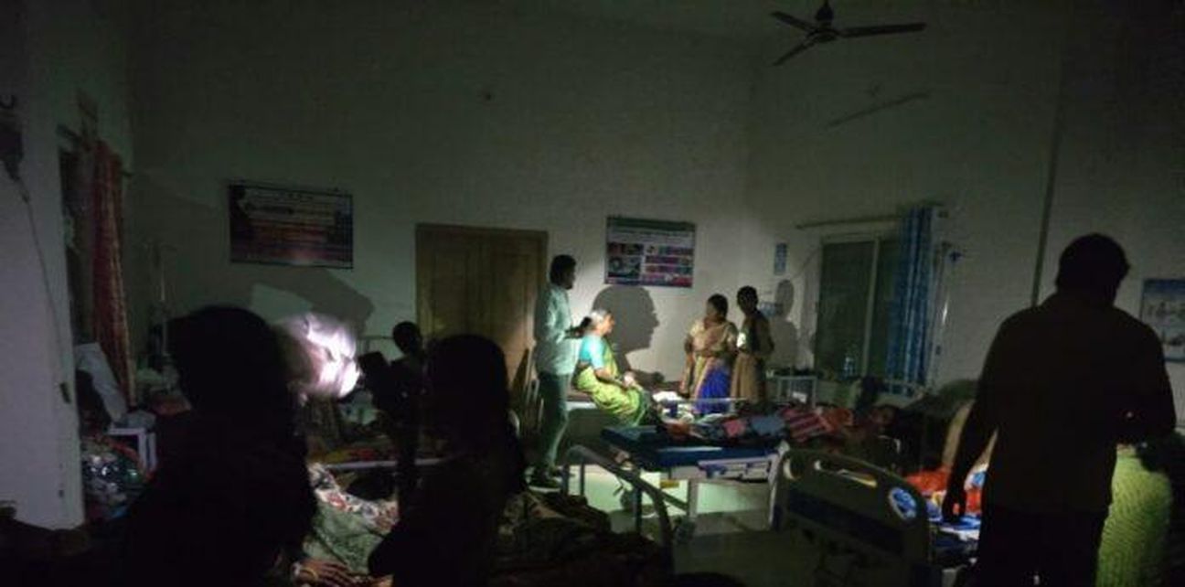 बिजली गुल, मोबाइल टॉर्च के सहारे प्रसूताएं