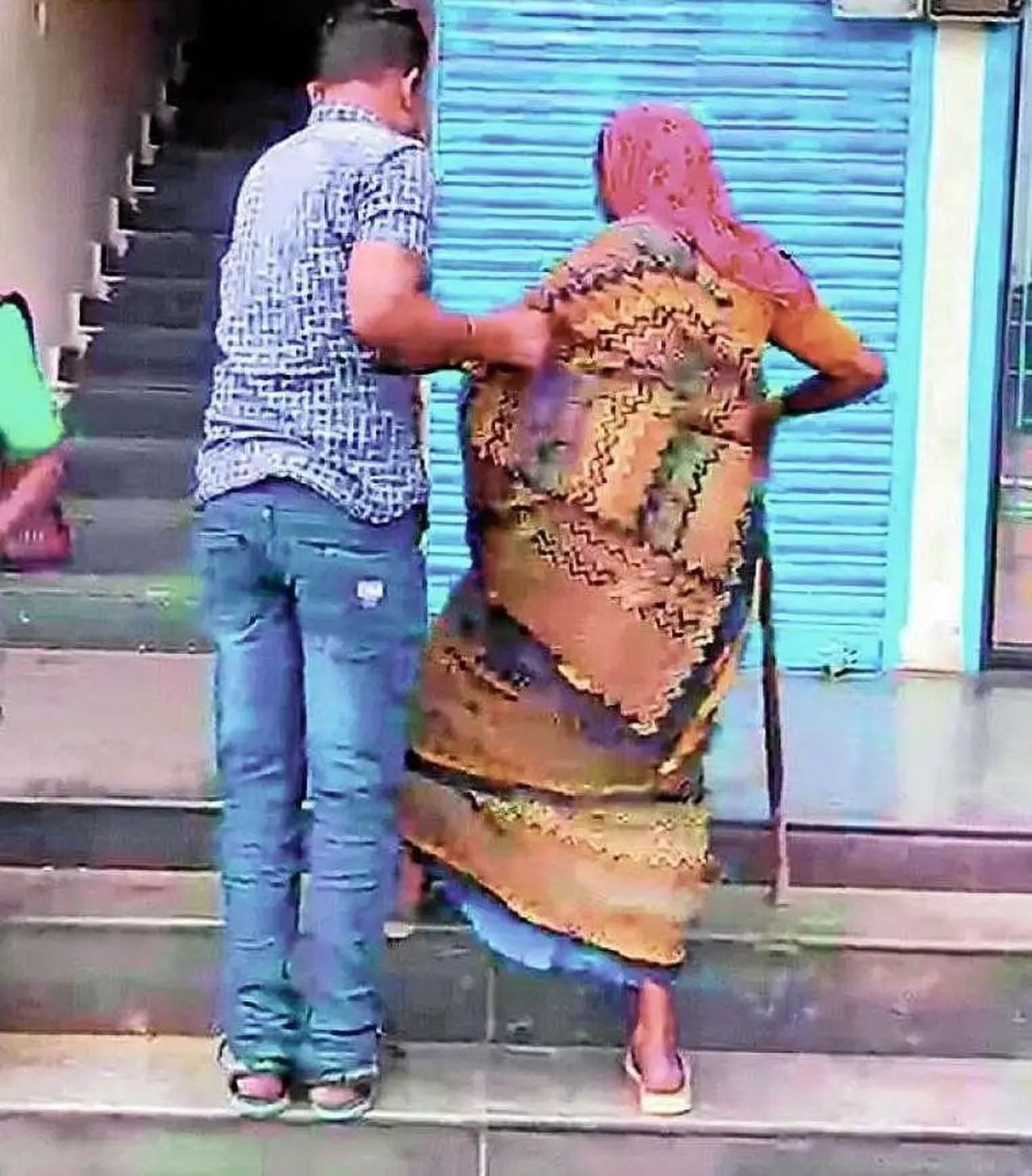 सीढ़ियों में अटकी डाक सेवा, दिव्यांग-बुजुर्ग परेशान